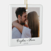 Minimaal Elegant Pas getrouwd Foto Kerstmis Keramisch Ornament (Rechts)