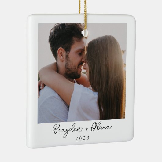 Minimaal Elegant Pas getrouwd Foto Kerstmis Keramisch Ornament (Rechts)