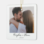 Minimaal Elegant Pas getrouwd Foto Kerstmis Keramisch Ornament (Links)