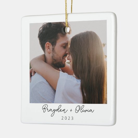 Minimaal Elegant Pas getrouwd Foto Kerstmis Keramisch Ornament (Links)