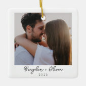 Minimaal Elegant Pas getrouwd Foto Kerstmis Keramisch Ornament (Voorkant)