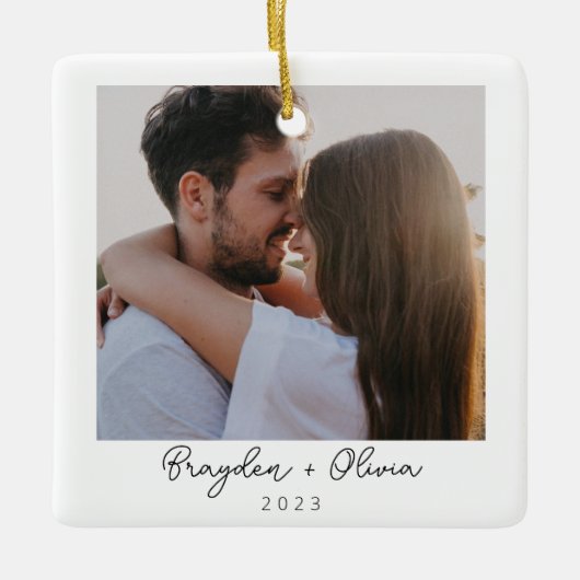 Minimaal Elegant Pas getrouwd Foto Kerstmis Keramisch Ornament (Voorkant)