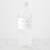 Minimaal en Chic Wit en Blauw | Monogram bruiloft Waterfles Etiket (Voorkant)