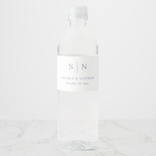 Minimaal en Chic Wit en Blauw | Monogram bruiloft Waterfles Etiket (Voorkant)