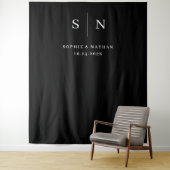 Minimaal en chique | Zwart met Monogram Bruiloft Wandkleed (In situ)