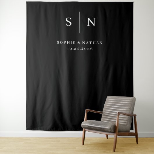Minimaal en chique | Zwart met Monogram Bruiloft Wandkleed (In situ)