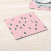Minimaal kerstboombos op roze vierkante kartonnen onderzetter (Schuin)