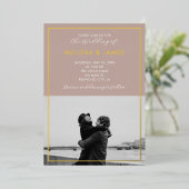 Minimaal modern script foto beige Wedding Folie Uitnodiging (Staand Voorkant)