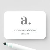 Minimaal personeel in wit grijs naamplaatje (In situ)