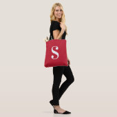 Minimaal rood met groot wit monogram draagtas (Op model)