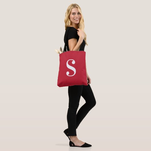 Minimaal rood met groot wit monogram draagtas (Op model)
