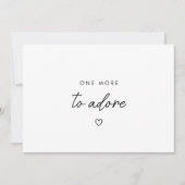 Minimaal script "One More to Adore" Baby Zwangersc Aankondiging (Voorkant)