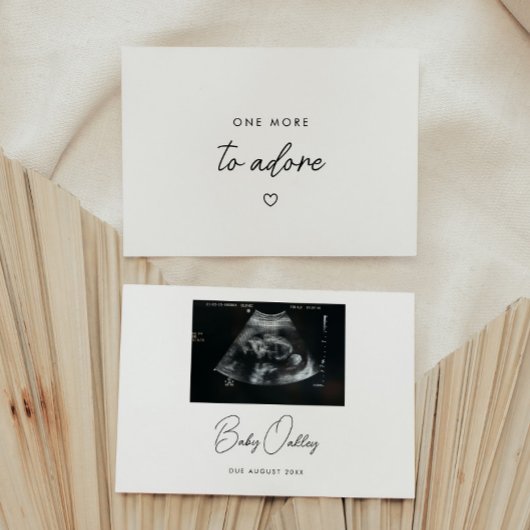 Minimaal script "One More to Adore" Baby Zwangersc Aankondiging