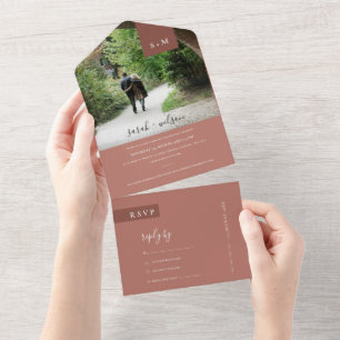 MINIMAAL TERRACOTTA RUST MONOGRAM WEDING FOTO ALL IN ONE UITNODIGING