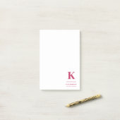 Minimaal warm roze modern Typografisch monogram Post-it® Notes (Op bureau)