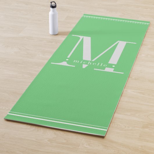 Minimaal Zacht Groen & Wit Monogram Yogamat (In situ)