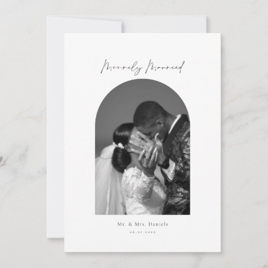 Minimal Arch Photo Zwart-wit Merrily Getrouwd Feestdagenkaart (Voorkant)