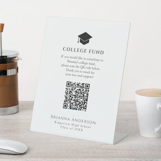 Minimal Graduation Cap College Fund Reclamebord Met Voetstuk (Insitu)