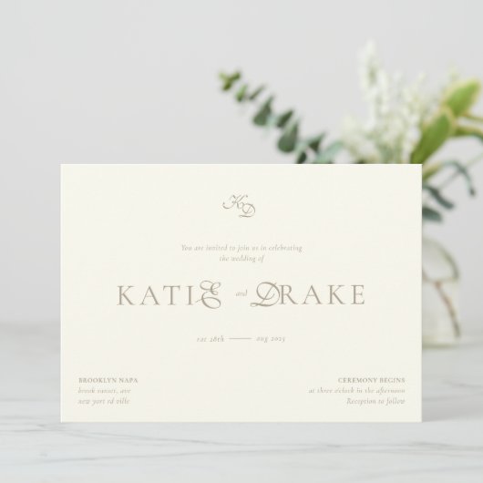Minimal Monogram Cream Ivory Script Wedding Kaart (Staand voorkant)