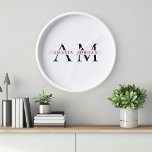 Minimal Pastel rose initial et personnalisé<br><div class="desc">"Gardez le temps dans le style avec notre Monogram Pink Initial Personnalisé Horloge. Cette horloge murale élégante dispose d'un arrière - plan rose élégant avec une initiale personnalisable au centre, ce qui en fait un complément parfait à toute chambre dans votre maison ou bureau. Réalisée avec précision et matériaux de...</div>