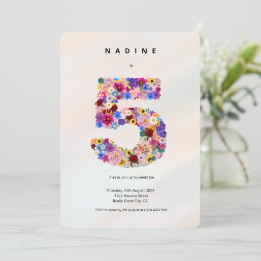 Minimale 5e verjaardag uitnodiging Elegante chique (Staand voorkant)