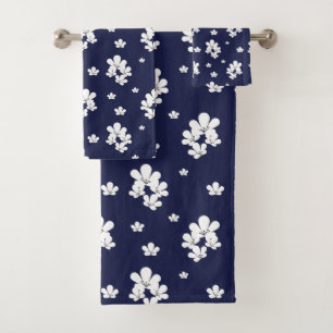 Minimale blauw blauw bloempatroon met weinig witte bad handdoek