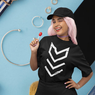 Minimale Chevron-driehoek Winking Smile Pose T-shirt