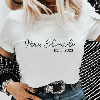 Minimale cursieve Mrs Custom Last Name Wedding Gif T-shirt