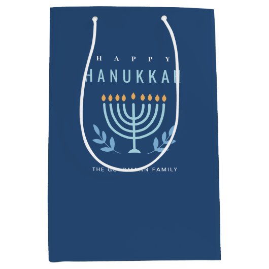 Minimale Eenvoudige Blauwe Menorah Kaarsen Happy C Medium Cadeauzakje (Voorkant)