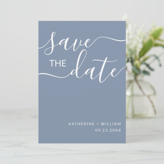 Minimale Elegant Script Dusty Blue Save the Date (Staand voorkant)