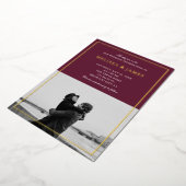 Minimale Elegant Script Photo Marsala Wedding Folie Uitnodiging (Gedraaid)