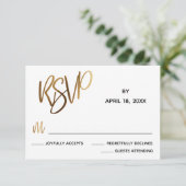 Minimale Faux Gold Typography Wedding RSVP Card Kaartje (Staand voorkant)