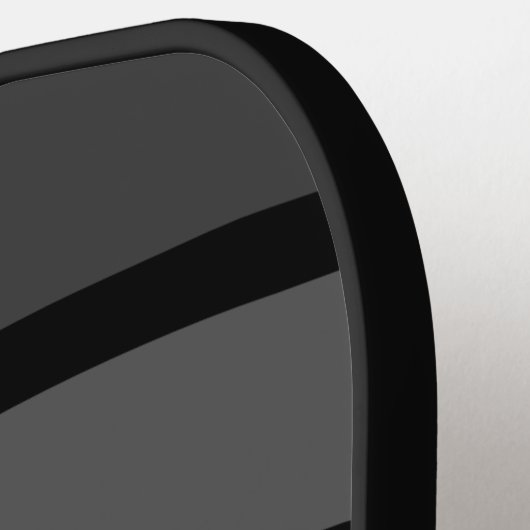 Minimale golfstrips en naamschaduwen van zwart en pickleball paddle (Links Detail)