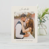 Minimale Hand Geletterde Fotobruiloft Save The Date (Staand voorkant)