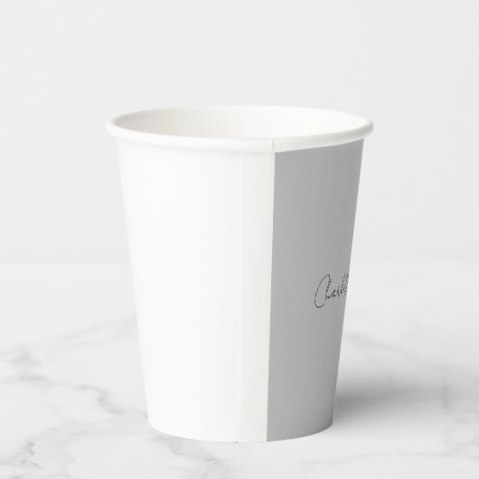 Minimale handgeschreven scriptnaam grijs papieren bekers (Rechts)