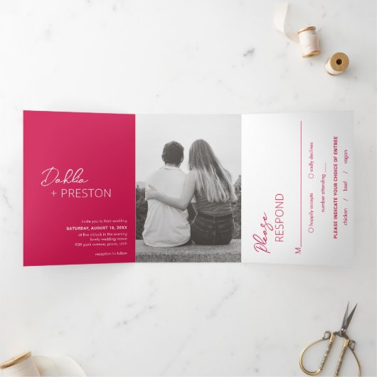 Minimale Hot Pink foto Moderne bruiloft Drieluik Uitnodiging (Binnen)