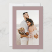 Minimale kalligrafie Cinnamon Roos Wedding Kaart (Achterkant)