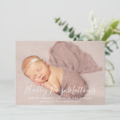 Minimale kalligrafie script baby meisje foto geboo aankondiging (Staand voorkant)
