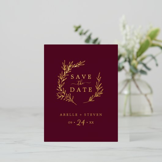 Minimale lebben | Gold Foil Burgundy Save the Date Folie Uitnodiging Briefkaart (Staand Voorkant)