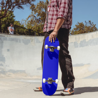 Minimale middelmatige blauwe, vaste kleurenachterg skateboard