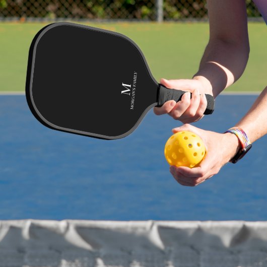 Minimale Moderne Aangepaste Monogram Naam Zwart-wi Pickleball Paddle (Insitu)
