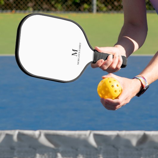 Minimale Moderne Aangepaste Monogram Naam Zwart-wi Pickleball Paddle (Insitu)