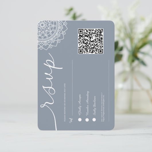 Minimale Moderne Chick Dusty Blue Mandala QR Code RSVP Kaartje (Staand voorkant)