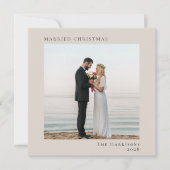 Minimale moderne foto getrouwde kersttaupe feestdagenkaart (Voorkant)