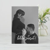 Minimale & moderne 'Little Secret' Fotozwangerscha Aankondiging (Staand voorkant)
