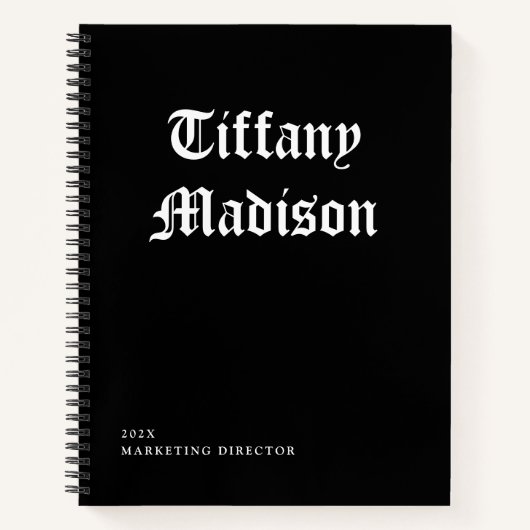 Minimale Monogram Zwart-Wit Gothische Naam Jaar Notitieboek (Voorkant)