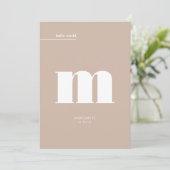 Minimale Neutrale Beige Monogram Foto Baby Aankondiging (Staand voorkant)