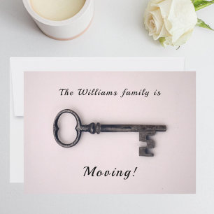Minimale nieuwe thuisadres oude sleutel op roze aankondiging