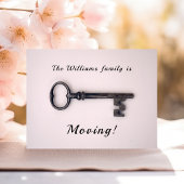 Minimale nieuwe thuisadres oude sleutel op roze briefkaart