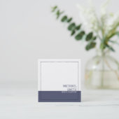 Minimale professionele moderne witte onafhankelijk vierkante visitekaartje (Staand voorkant)